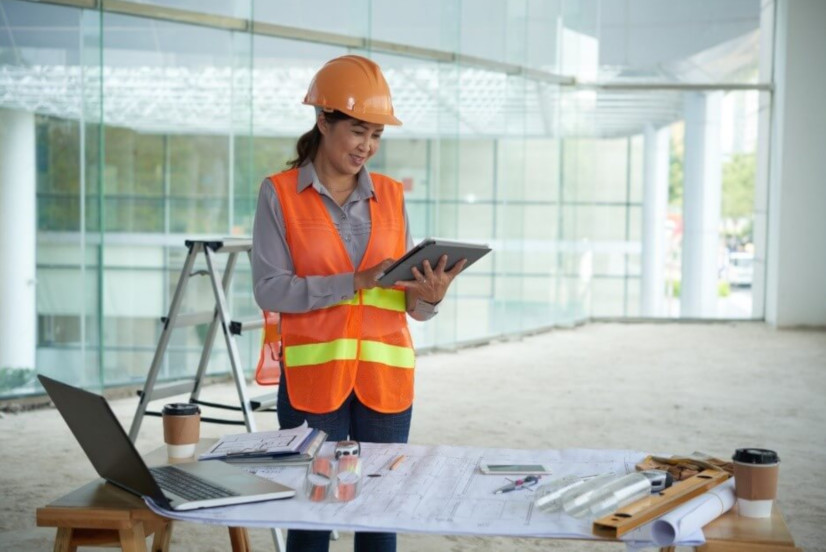 Construction supervisor using building software