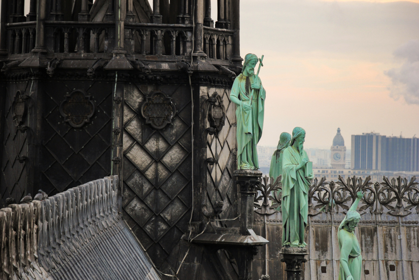 Statuen von Aposteln auf dem Dach der Kathedrale Notre Dame.