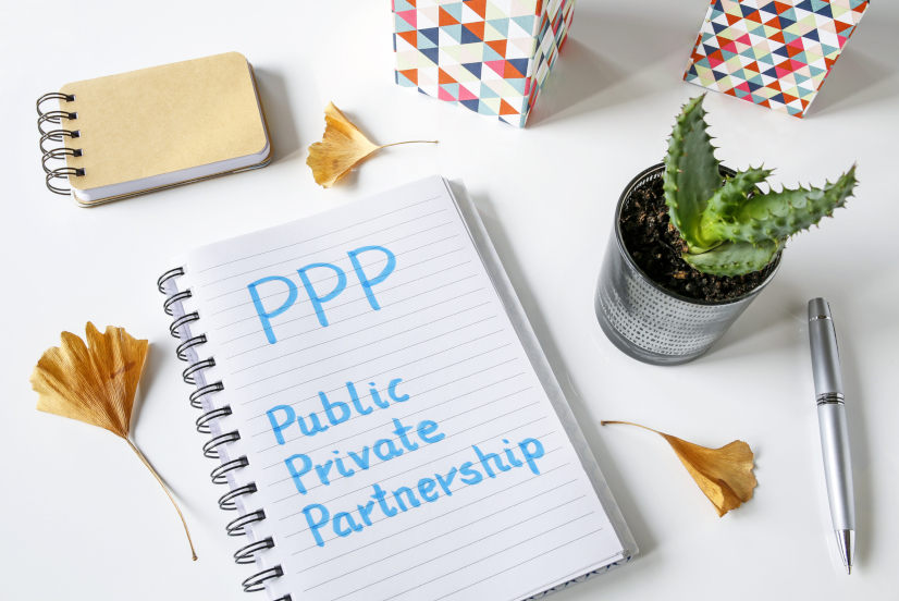 PPP-Modell (Public Private Partnership) geschrieben in Notizbuch auf weißem Hintergrund