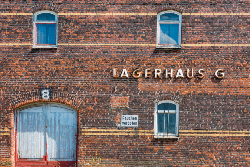 Industrielle Backsteinfassade im alten Hamburger Hafen