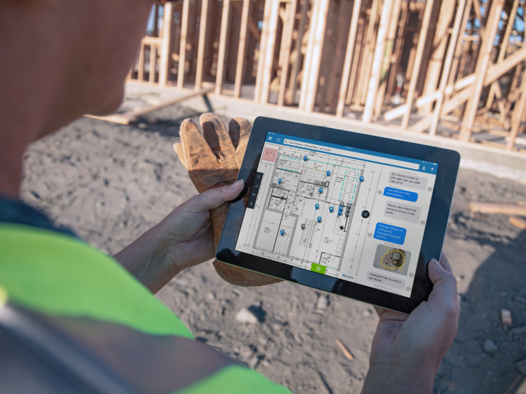 Aplikace pro řízení závad PlanRadar v rukou stavebního dozoru 