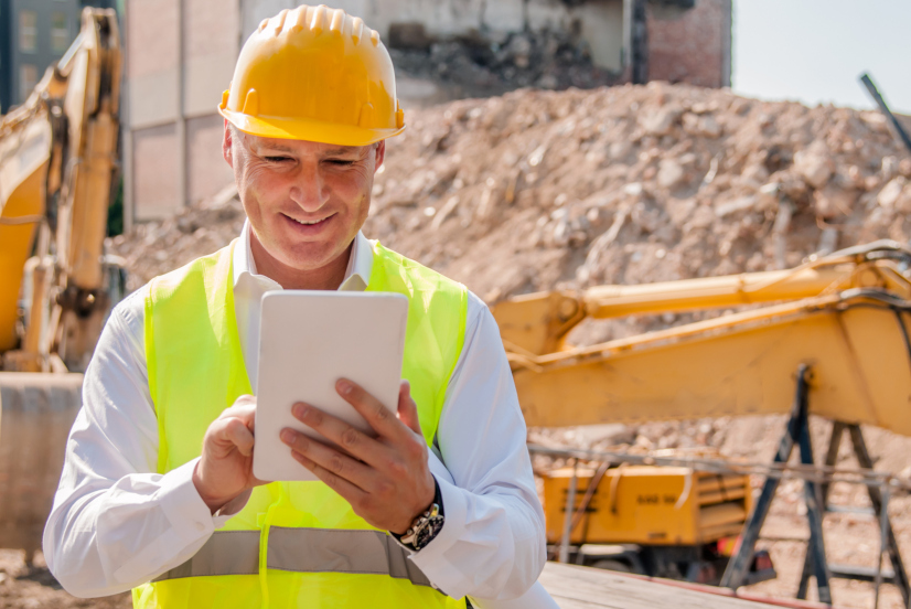 Bauarbeiter erstellt Bautagesbericht am Tablet mit PlanRadar Software